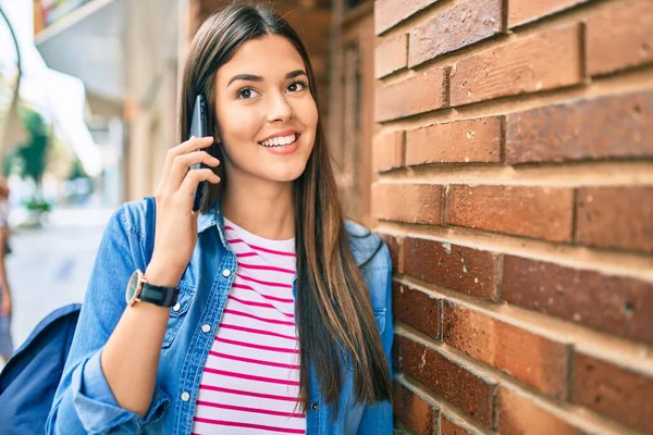 Joven Estudiante Hispana Sonriendo Feliz Hablando Smartphone Ciudad — Foto de Stock