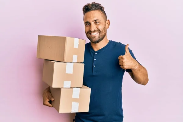 Hombre Guapo Con Barba Sosteniendo Paquetes Entrega Sonriendo Feliz Positivo — Foto de Stock