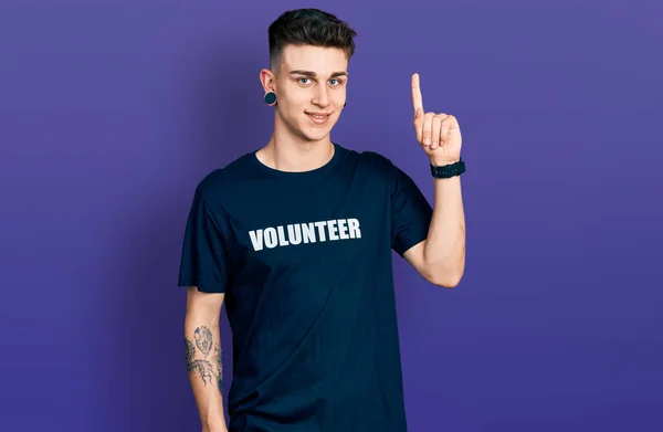 Menino Caucasiano Jovem Com Dilatação Das Orelhas Vestindo Camiseta Voluntária — Fotografia de Stock