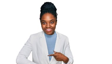 Genç Afro-Amerikan kadın iş kıyafetleri giyiyor. Aceleyle saati, sabırsızlığı ve gecikmeyi gösteriyor. 