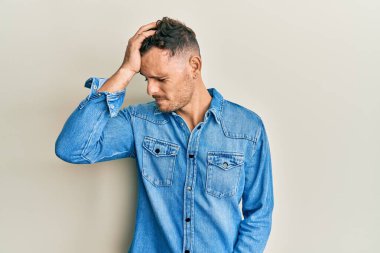 Gündelik giysiler giyen genç İspanyol bir adam hata için el ele tutuşup şaşırdı. Hatayı hatırla. Unuttum, kötü hafıza kavramı. 