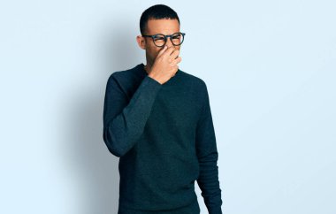 Sıradan kıyafetler ve gözlük takan genç Afro-Amerikalı bir adam pis ve iğrenç bir koku alıyor. Dayanılmaz bir koku. Parmakları burnunda nefesini tutuyor. Kötü kokuyor. 