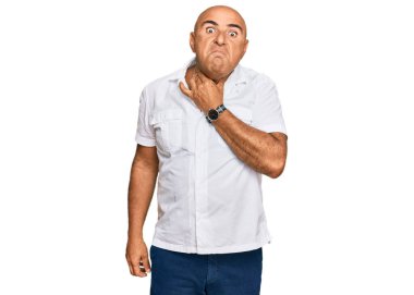 Bıyıklı, sıradan, beyaz tişörtlü, boynu ağrıyan, boğazı ağrıyan, grip, mantar ve enfeksiyon kapmış olgun bir orta doğulu. 