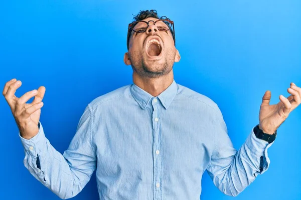 Jovem Hispânico Vestindo Roupas Casuais Óculos Loucos Loucos Gritando Gritando — Fotografia de Stock