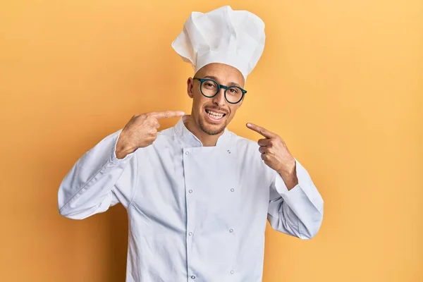 Φαλακρός Άντρας Μούσι Που Φοράει Επαγγελματική Στολή Μάγειρας Χαμογελώντας Χαρούμενα — Φωτογραφία Αρχείου