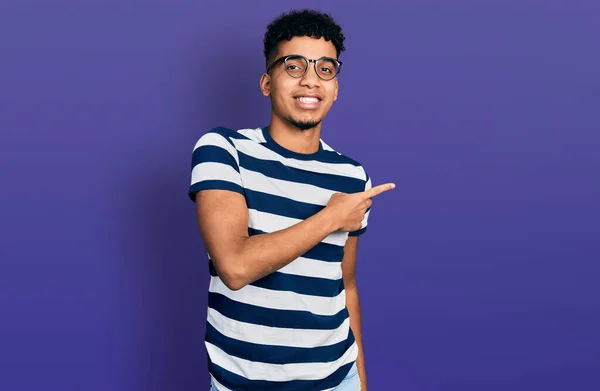 Ung Afrikansk Amerikan Man Bär Casual Kläder Och Glasögon Glada — Stockfoto