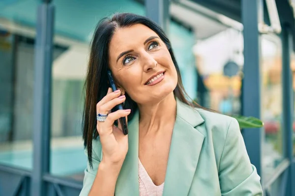 Femme Affaires Confiante Portant Costume Élégant Debout Dans Rue Parlant — Photo