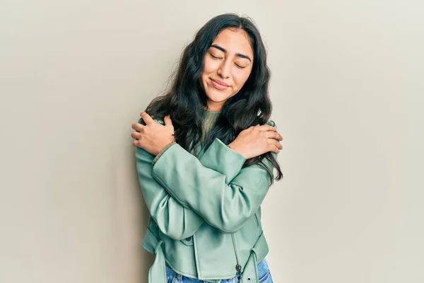Латиноамериканка Подросток Зубными Брекетами Зеленой Кожаной Куртке Обнимает Себя Счастливой — стоковое фото