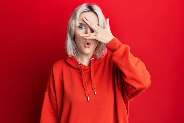 Ung Blond Flicka Bär Casual Kläder Med Argt Ansikte Negativa — Stockfoto