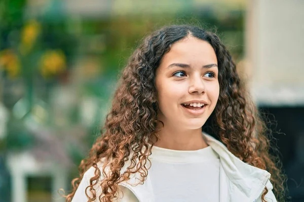 Menina Adolescente Hispânica Sorrindo Feliz Cidade — Fotografia de Stock