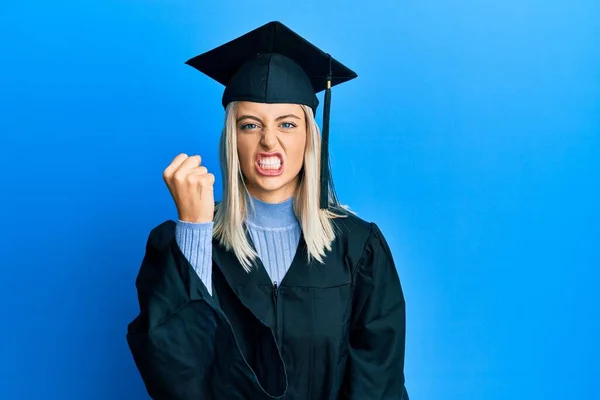 Bella Donna Bionda Con Cappello Laurea Accappatoio Cerimonia Arrabbiata Pazza — Foto Stock