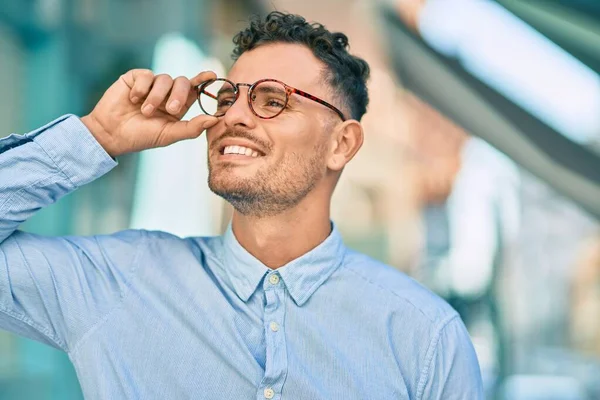 Jovem Empresário Hispânico Sorrindo Feliz Tocando Seus Óculos Cidade — Fotografia de Stock