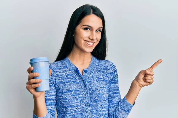 Young Hispanic Woman Holding Take Away Coffee Smiling Happy Pointing — ストック写真