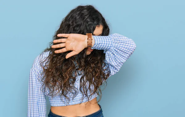 Ung Latinamerikansk Flicka Klädd Avslappnade Kläder Täcker Ögon Med Arm — Stockfoto