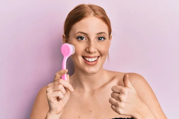 Young Irish Woman Using Facial Exfoliating Brush Smiling Happy Positive — Stock Photo, Image