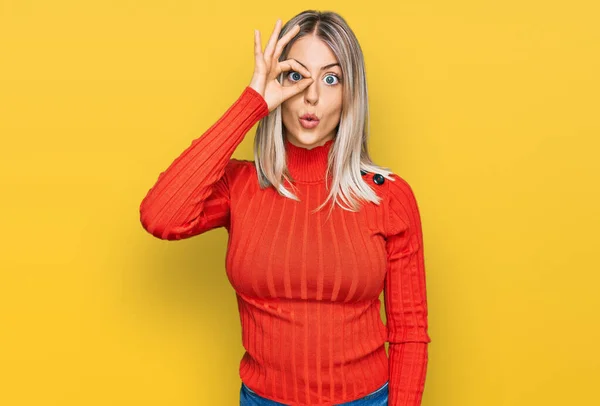 Schöne Blonde Frau Lässiger Kleidung Tut Geste Schockiert Mit Überraschtem — Stockfoto