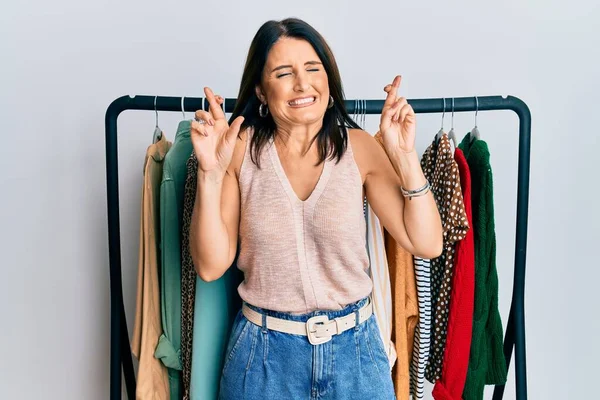 Middle Age Brunette Woman Working Professional Personal Shopper Gesturing Finger — Stockfoto