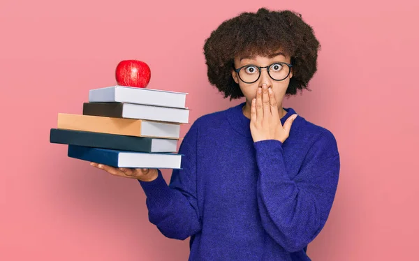 Menina Hispânica Jovem Usando Óculos Segurando Livros Maçã Vermelha Cobrindo — Fotografia de Stock