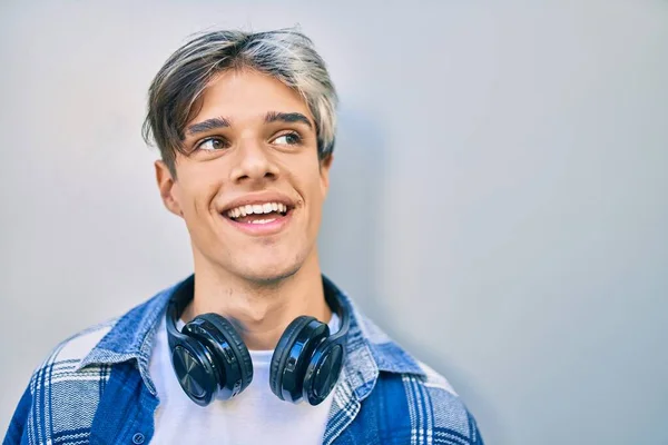 Jovem Hispânico Sorrindo Feliz Usando Fones Ouvido Cidade — Fotografia de Stock