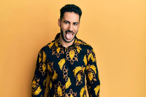 Jonge Spaanse Man Met Een Casual Shirt Die Zijn Tong — Stockfoto