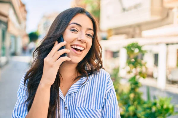 Joven Empresaria Hispana Sonriendo Feliz Hablando Smartphone Ciudad — Foto de Stock