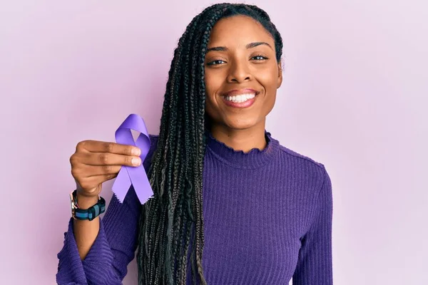 Африканская Американка Держащая Руках Фиолетовую Ленточку Осознания Выглядит Позитивно Счастливо — стоковое фото