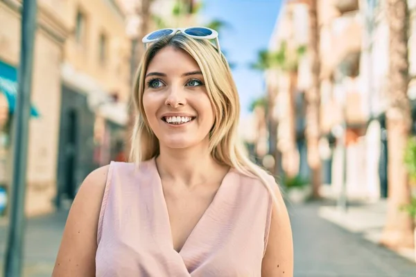 Junge Blonde Frau Lächelt Glücklich Beim Spaziergang Durch Die Stadt — Stockfoto
