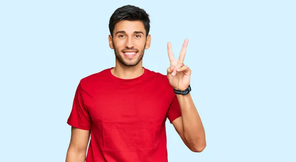 Junger Gutaussehender Mann Lässigem Rotem Shirt Zeigt Mit Fingern Nummer — Stockfoto