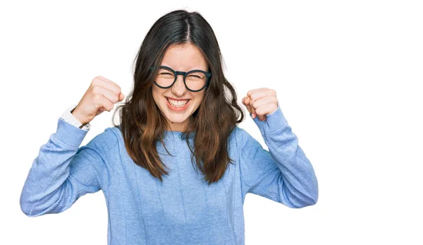 Ung Vacker Kvinna Bär Casual Kläder Och Glasögon Arg Och — Stockfoto