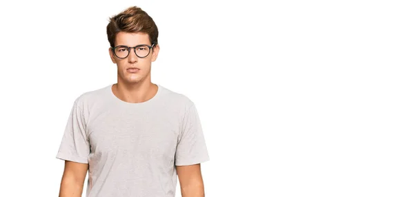 Bonito Homem Caucasiano Vestindo Roupas Casuais Óculos Relaxados Com Expressão — Fotografia de Stock