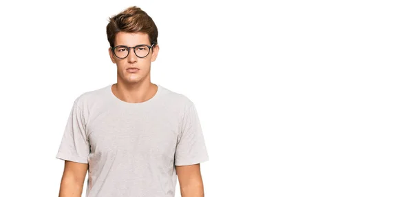 Hombre Guapo Caucásico Con Ropa Casual Gafas Relajadas Con Expresión — Foto de Stock