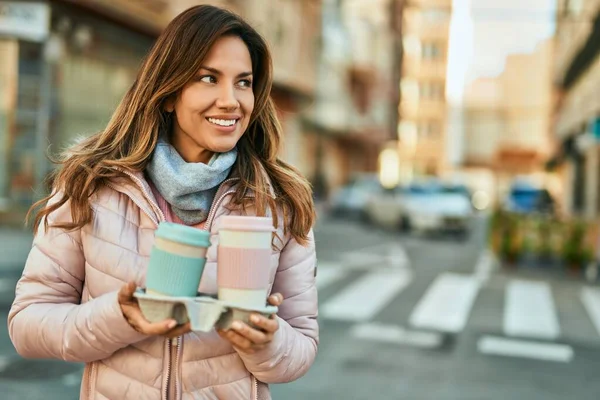Jonge Latino Vrouw Glimlachend Gelukkig Houden Nemen Koffie Stad — Stockfoto