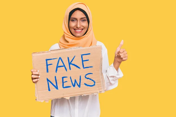 Jovem Morena Árabe Mulher Segurando Falso Banner Notícias Sorrindo Feliz — Fotografia de Stock