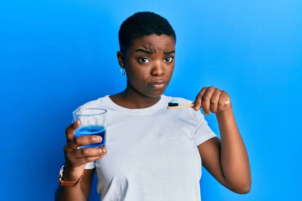 Jovem Afro Americana Segurando Vidro Enxaguatório Bucal Escova Dentes Para — Fotografia de Stock