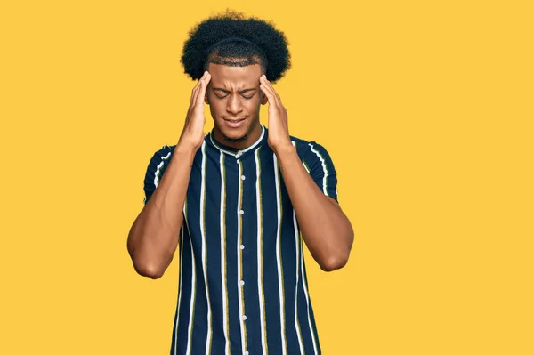 Africano Americano Com Cabelo Afro Vestindo Roupas Casuais Com Mão — Fotografia de Stock