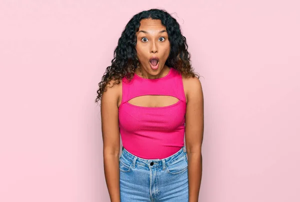 Young Hispanic Woman Curly Hair Wearing Pink Top Scared Amazed — Stock Photo, Image