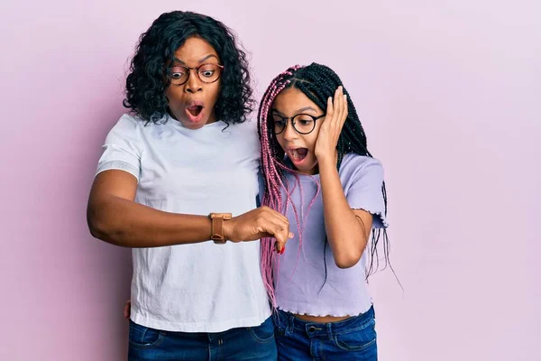 Bela Mãe Filha Afro Americana Vestindo Roupas Casuais Óculos Olhando — Fotografia de Stock