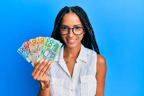 Hermosa Mujer Hispana Sosteniendo Dólares Australianos Con Aspecto Positivo Feliz —  Fotos de Stock