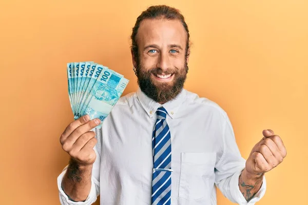 Hombre Negocios Guapo Con Barba Pelo Largo Sosteniendo 100 Billetes —  Fotos de Stock