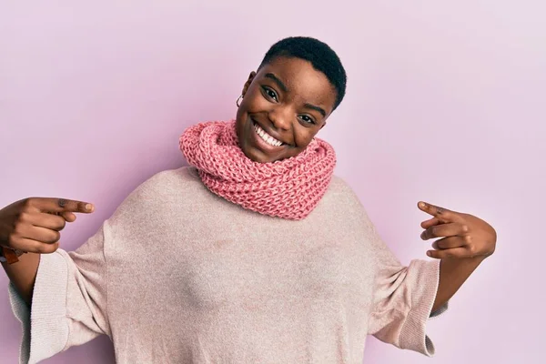 Jonge Afrikaans Amerikaanse Vrouw Draagt Winter Sjaal Kijken Zelfverzekerd Met — Stockfoto