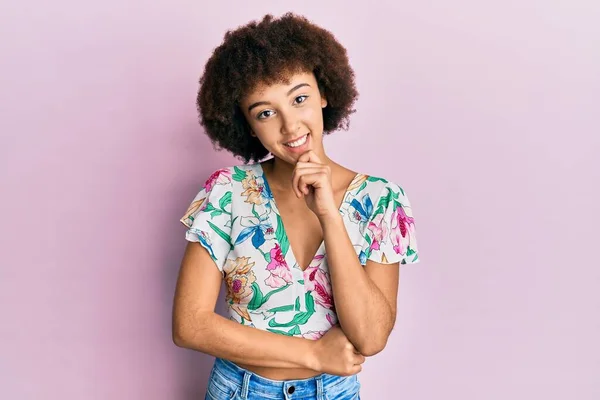 Menina Hispânica Jovem Vestindo Estilo Verão Sorrindo Olhando Confiante Para — Fotografia de Stock