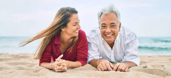 Middelbaar Stel Verliefd Liggend Het Zand Aan Het Strand Gelukkig — Stockfoto