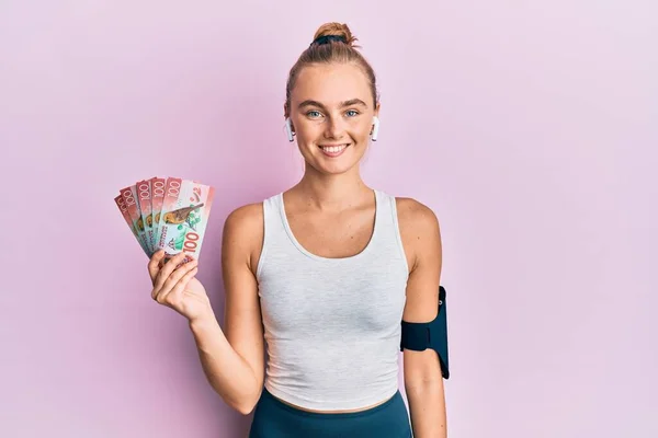 Vacker Blond Sport Kvinna Som Innehar 100 Nya Zealand Dollar — Stockfoto