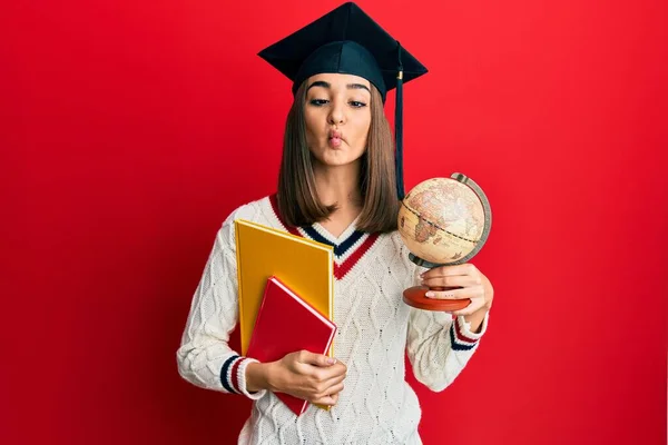 Giovane Ragazza Bruna Laureata Geografia Facendo Faccia Pesce Con Bocca — Foto Stock