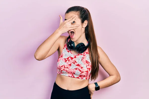 Jovem Adolescente Morena Vestindo Roupas Ginástica Usando Fones Ouvido Espreitando — Fotografia de Stock