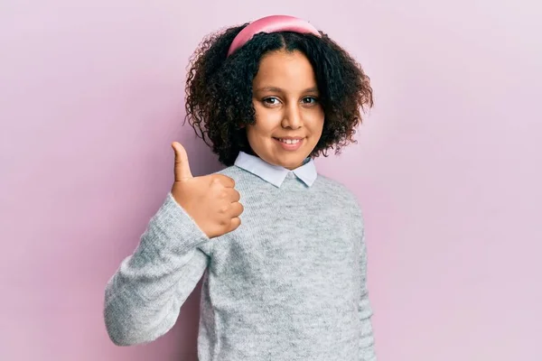 Kleines Mädchen Mit Afro Haaren Lässig Gekleidet Glücklich Und Positiv — Stockfoto