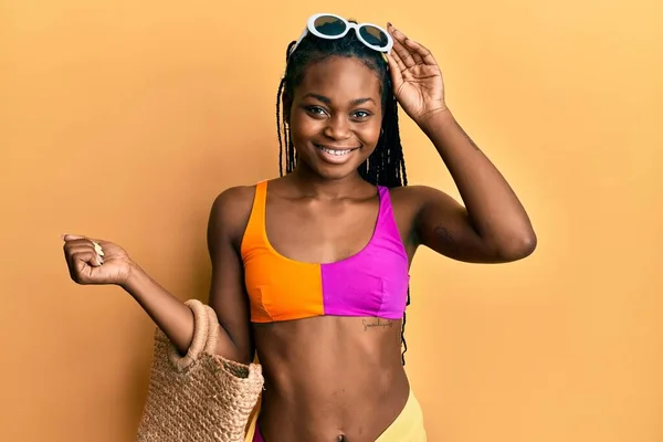 Junge Afrikanisch Amerikanische Frau Bikini Mit Sommerlicher Korbhandtasche Die Mit — Stockfoto