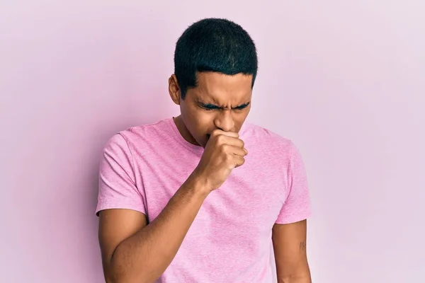 Ung Stilig Hispanic Man Bär Casual Rosa Skjorta Känsla Dålig — Stockfoto