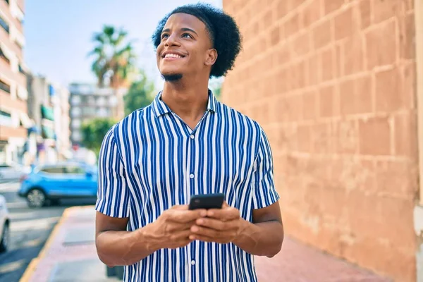 Jovem Afro Americano Sorrindo Feliz Usando Smartphone Cidade — Fotografia de Stock