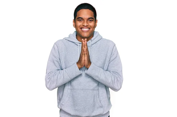 Ung Stilig Hispanic Man Bär Casual Sweatshirt Med Händerna Tillsammans — Stockfoto